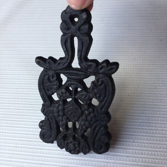 Small Cast Iron Metal Trivet Wall Hanging Decor Spoon Rest Floral Flower Vintage - Picture 6 of 12